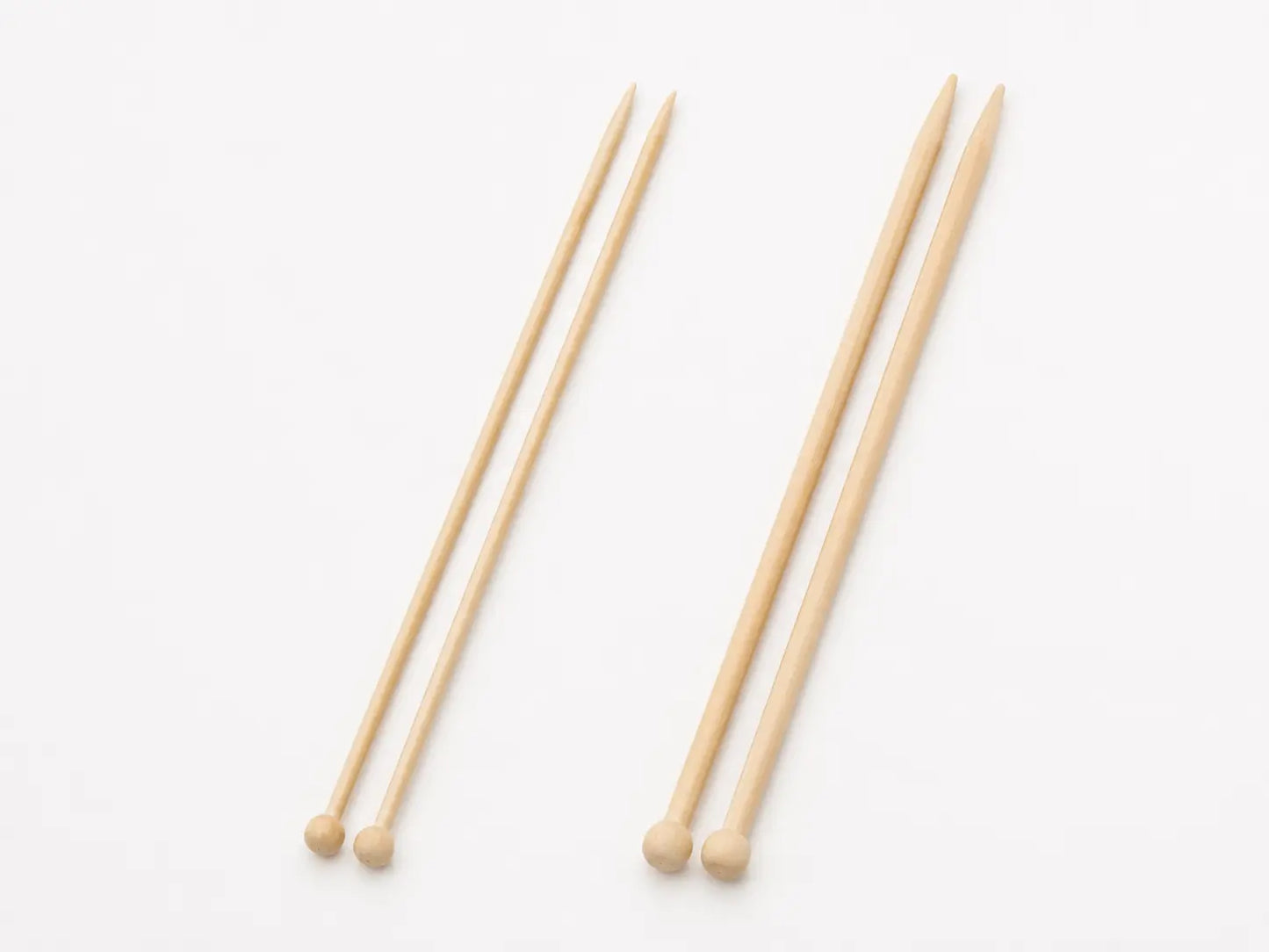 Short wooden knitting needles in 3 mm and 5 mm sizes for beginner handwork.