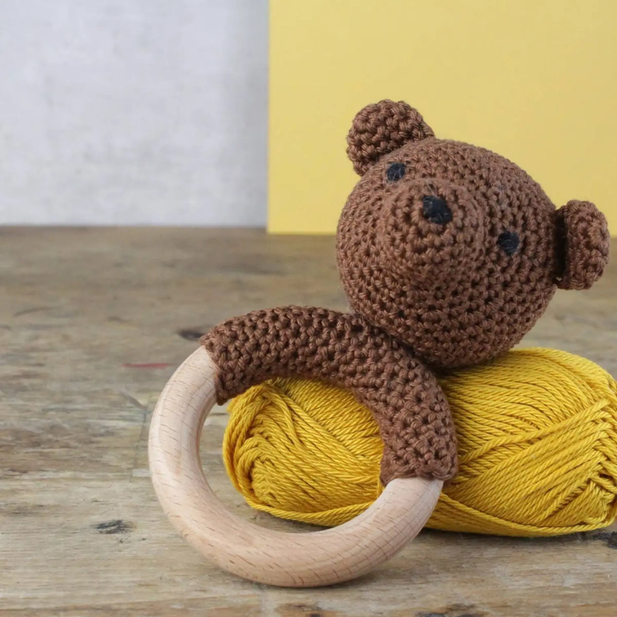 Single 22 mm rattle disc inserted into a crocheted rattle bear toy