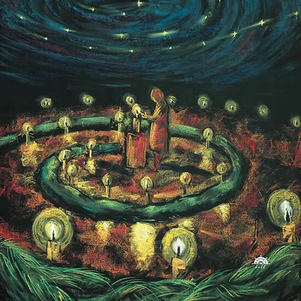 A Toverlux Magic Lamp Plate of an Evergreen Advent Spiral on the ground with candles under a night sky. 