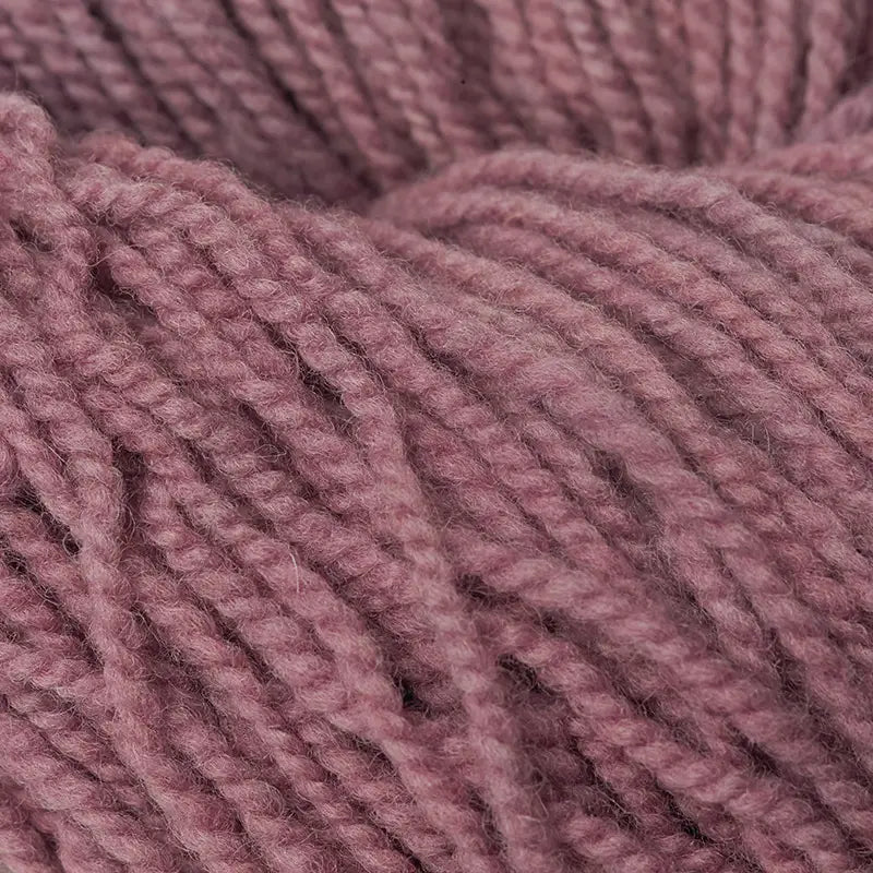 Organic plant-dyed Wool Yarn in lilac close up