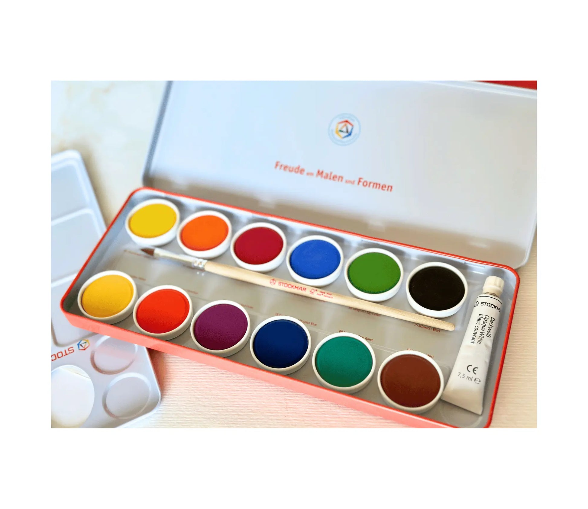 Opaque watercolor paint set with 12 colors and palette for art and painting